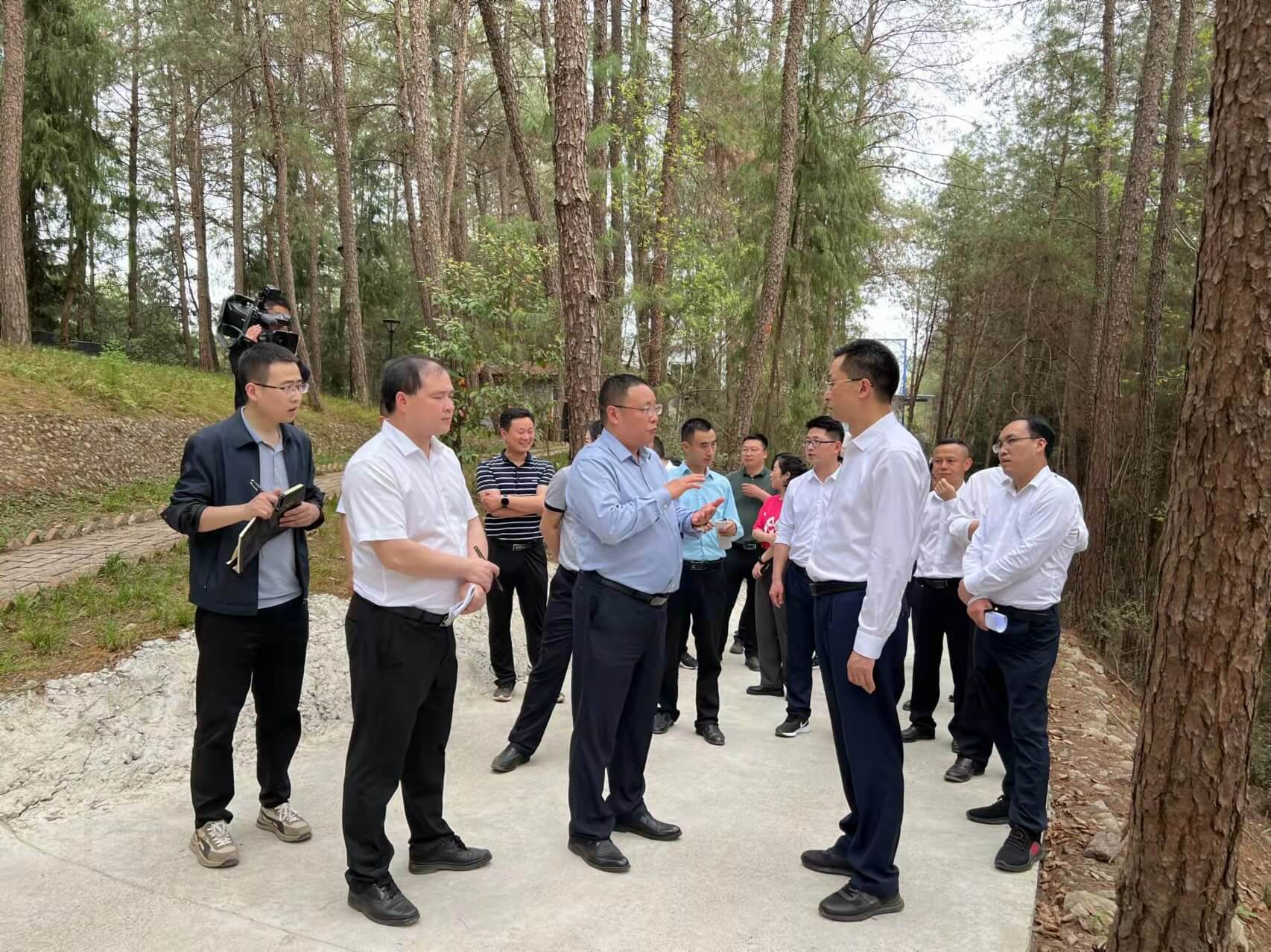 通江縣縣委書記李玉甫帶領發改、財政、經信等部門負責人等一行來公司調研